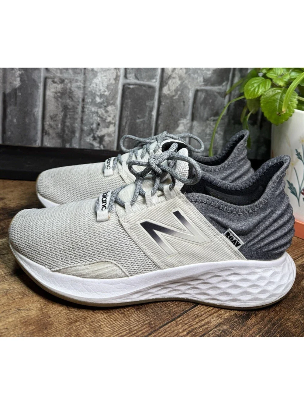 New Balance Gray/White Solid Low Top Lace-Up Men's Athletic Sneakers Mesh Upper